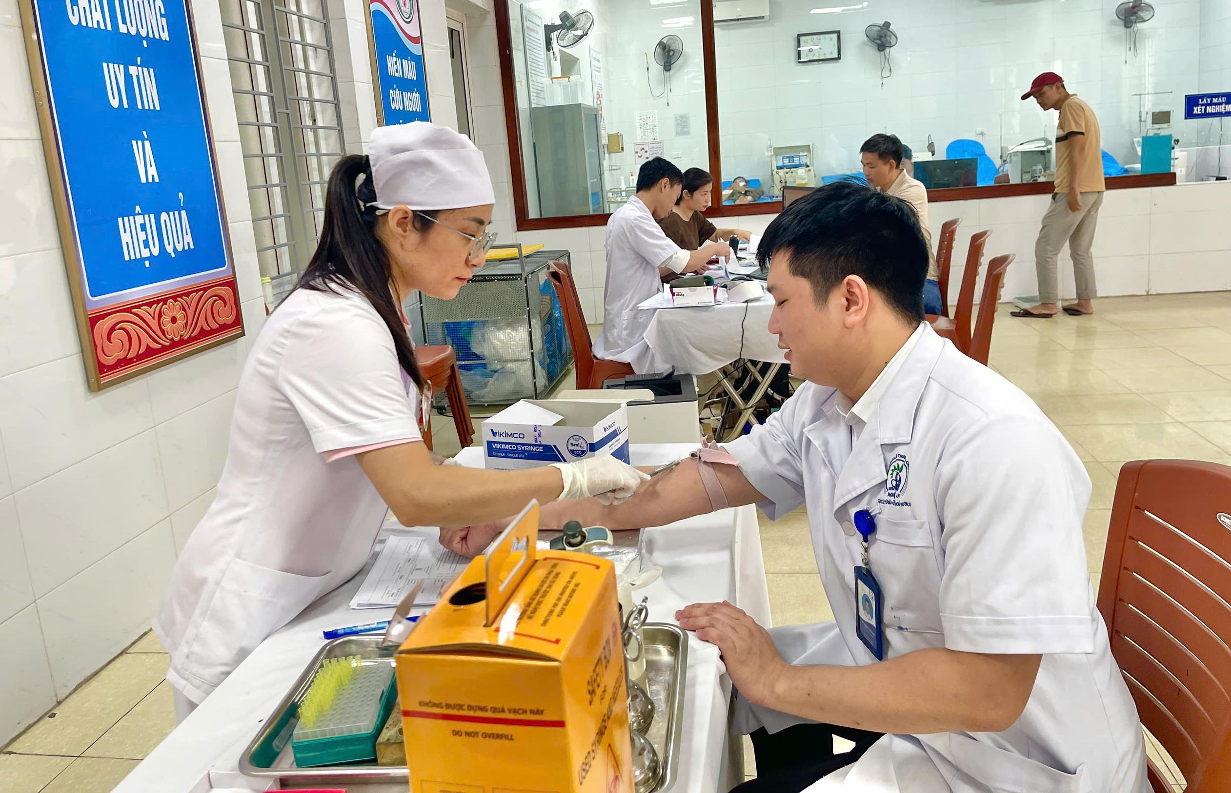Cán bộ y tế Bệnh viện Chấn thương Chỉnh hình Nghệ An hiến máu cứu bé trai 8 tuổi